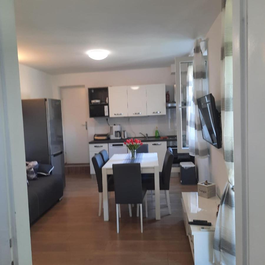 Apartmán Kate With Sea View, Balcony And Parking, Murter, Dalmatia *