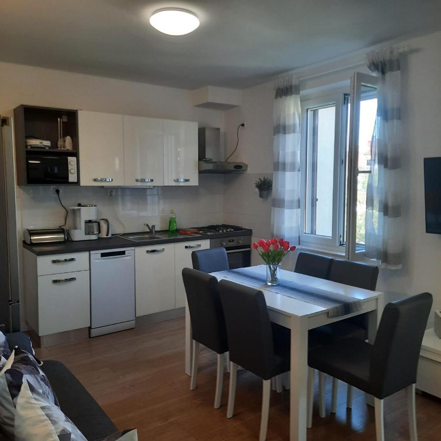 Apartmán Kate With Sea View, Balcony And Parking, Murter, Dalmatia *