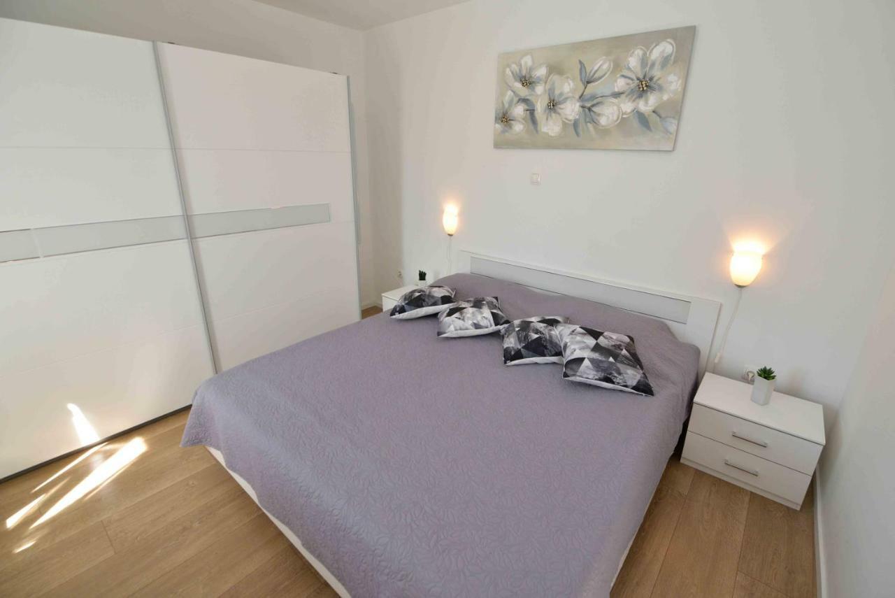 Apartmán Kate With Sea View, Balcony And Parking, Murter, Dalmatia *