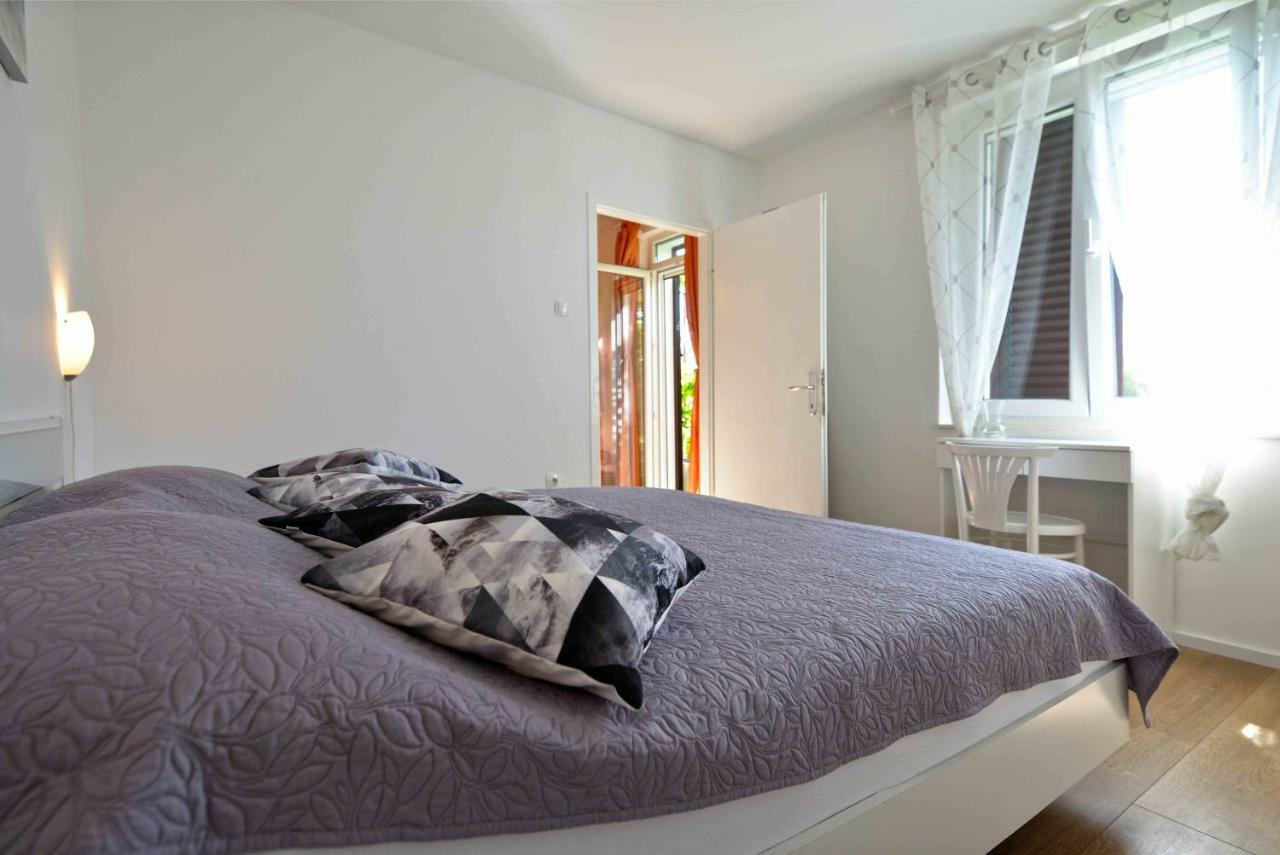 Kate With Sea View, Balcony And Parking, Murter, Dalmatia Apartmán