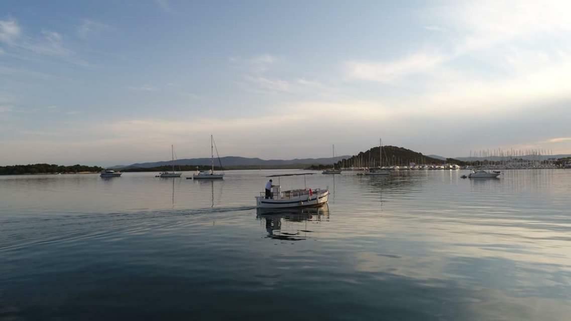 Apartmán Kate With Sea View, Balcony And Parking, Murter, Dalmatia *
