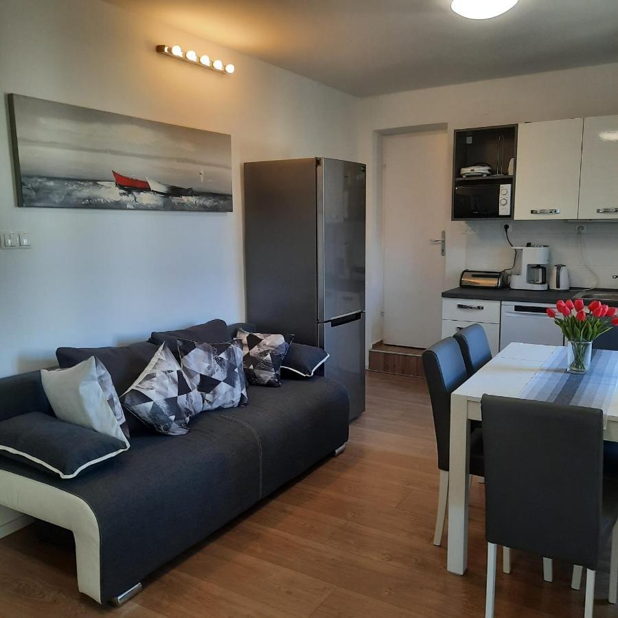 Beach Apartment Kate - Wake Up To The Sea, Terrace, Garden & Parking, Murter - Dalmatia *
