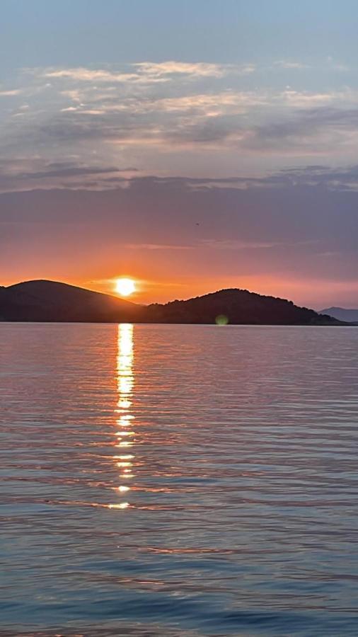 Appartement Beach Apartment Kate - Wake Up To The Sea, Terrace, Garden & Parking, Murter - Dalmatia