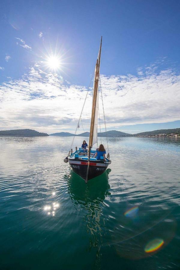 Beach Apartment Kate - Wake Up To The Sea, Terrace, Garden & Parking, Murter - Dalmatia