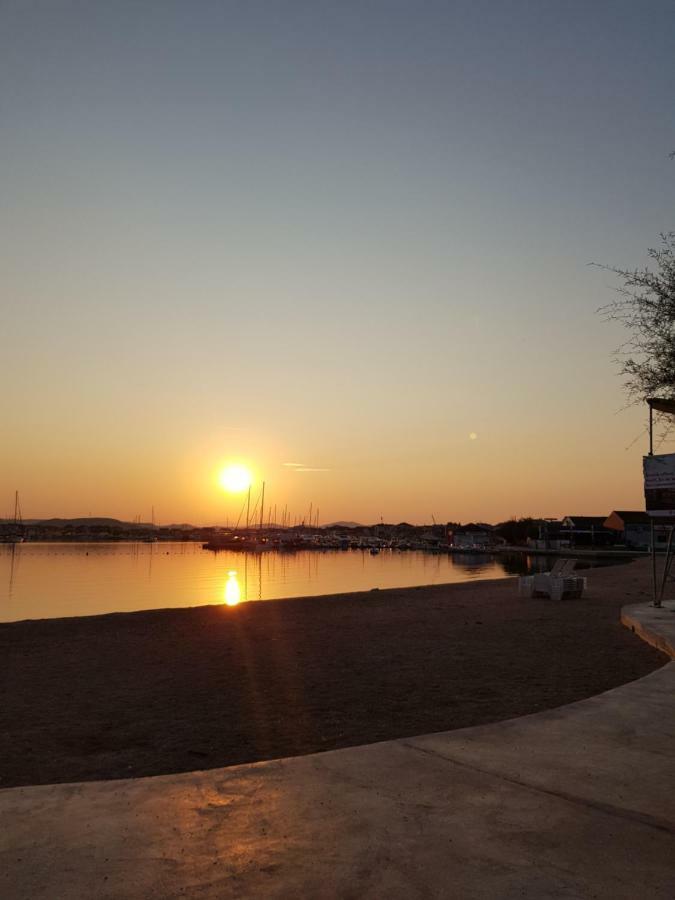Beach Apartment Kate - Wake Up To The Sea, Terrace, Garden & Parking, Murter - Dalmatia Appartement *
